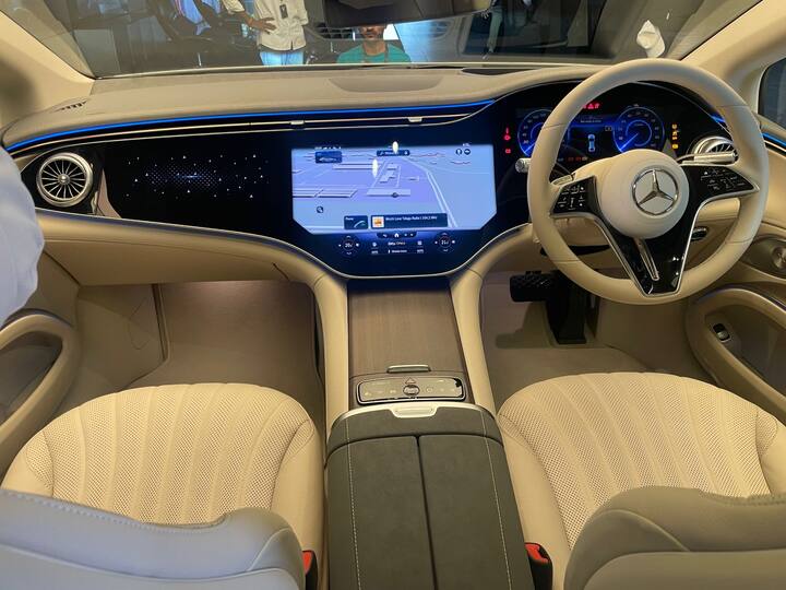 Mercedes-Benz launches EQS 580 : जर्मनीची लक्झरी कार निर्माता कंपनी मर्सिडीज-बेंझने (Mercedes-Benz) भारतात EQS 580 लाँच केले आहे.