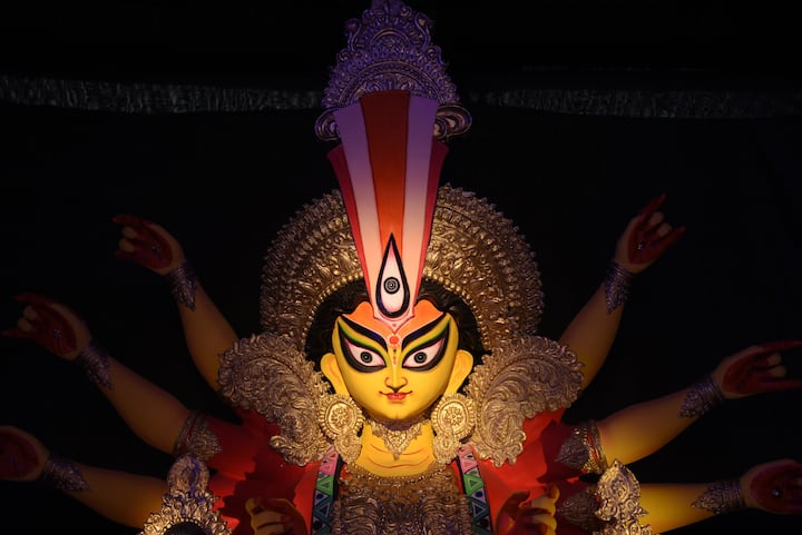 সর্বজনীন থেকে বিশ্বজনীন। এবারের পুজোয় এই থিমেই সেজে উঠছে বরানগর ছাত্র সম্মিলনীর মণ্ডপ।