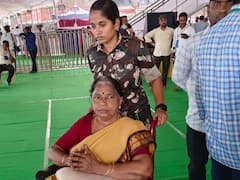 బెజ‌వాడ దుర్గ‌మ్మ ద‌ర్శ‌నానికి వ‌చ్చే దివ్యాంగులు, వృద్దులు - చేయూత నిస్తున్న ఖాకీలు