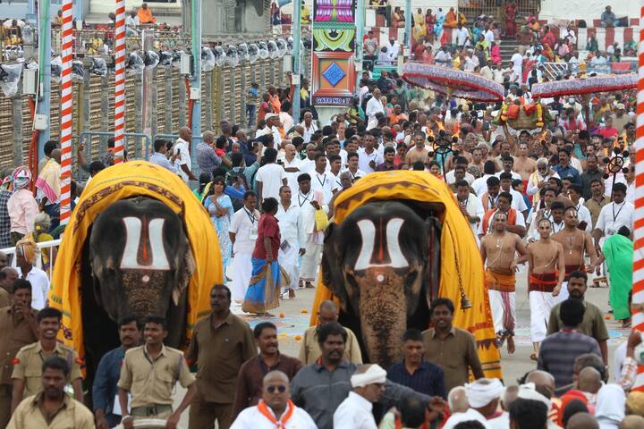 శ్రీవిల్లి పుత్తూరులోని శ్రీరంగమన్నార్ స్వామి వారి ఆలయానికి గోదాదేవి తండ్రి శ్రీపెరియాళ్వార్ పుష్పకైంకర్యం చేసేవారని, రంగనాథునిపై అనన్యభక్తి కలిగిన శ్రీ గోదాదేవి పూలమాలలను మొదట తాను ధరించి ఆ తరువాత స్వామి వారికి పంపేవారని పురాణాల ద్వారా తెలుస్తోంది. ఈ విషయాన్ని గుర్తించిన పెరియాళ్వార్ తన కుమార్తెను మందలించారని, ఆ తరువాత గోదాదేవి ధరించకుండా పంపిన మాలలను శ్రీరంగనాథుడు తిరస్కరించారని పురాణ కథనం. గోదాదేవి శ్రీవారి దేవేరి అయిన భూదేవి అవతారమని భావిస్తారు.