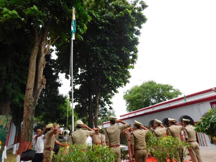 ​UP Police Recruitment 2022: पुलिस में नौकरी करने की इच्छा है तो ये खबर आपके काम की हो सकती है. यूपी पुलिस ने कांस्टेबल के बम्पर पद पर भर्ती करने का फैसला लिया है. भर्ती अधिसूचना के मुताबिक पुलिस में 534 पद पर भर्ती की जाएगी. ये भर्ती स्पोर्ट्स कोटा के तहत होगी. जिसके लिए उम्मीदवार 1 अक्टूबर से आवेदन कर पाएंगे. आवेदन करने के लिए उम्मीदवार को आधिकारिक साइट www.uppbpb.gov.in जाना होगा. आवेदन करने की अंतिम तारीख 31 अक्टूबर तय की गई है.