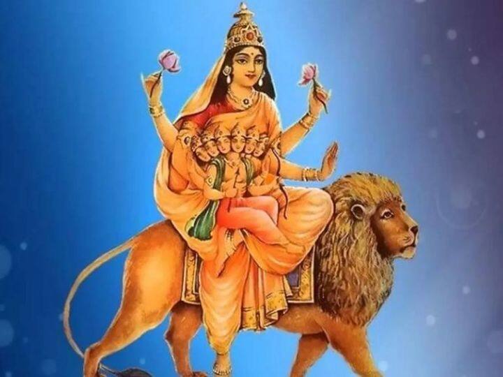 Navratri 2022 : नवरात्रीच्या पाचव्या दिवशी देवीच्या स्कंदमाता रूपाची पूजा; काय आहे आख्यायिका? Navratri 2022 marathi news On the fifth day of Navratri, worship of Skanda mata form of Goddess Navratri 2022 : नवरात्रीच्या पाचव्या दिवशी देवीच्या स्कंदमाता रूपाची पूजा; काय आहे आख्यायिका?