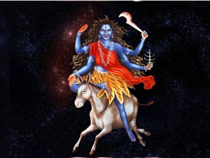 भरी रहेगी तिजोरी- नवरात्रि में कपूर से मां की आरती करना बहुत फलदायी माना गया है. नौ दिन तक सुबह कपूर को पूरे घर में घुमाएं और देवी लक्ष्मी की आरती करें. मान्यता है इससे गरीब भी धनवान बन जाता है.