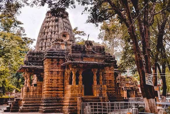 भोरमदेव मंदिर - कोणार्क के सूर्य मंदिर की तर्ज पर बनाया गया भोरमदेव मंदिर सातवीं शताब्दी में निर्मित माना जाता है. इस प्राचीन मंदिर को छत्तीसगढ़ का खजुराहो भी कहा जाता है. भगवान शिव को समर्पित इस मंदिर की वास्तुकला आपका मन मोह लेगी.