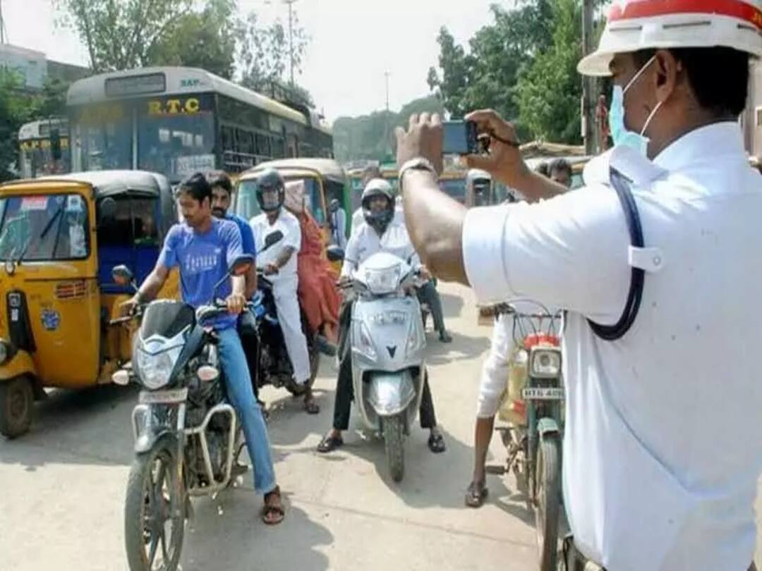 Hyderabad Traffic new rules free left blocked fined upto Rs 1000 came into force on October 3rd DNN Hyderabad Traffic Rules : ఇకపై స్టాప్ లైన్ దాటితే బాదుడే, హైదరాబాద్ లో కొత్త ట్రాఫిక్ రూల్స్!