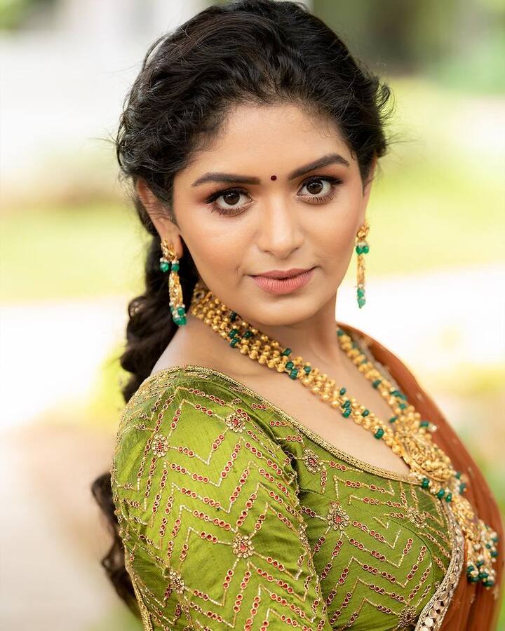 ஊரே கண்ணு போடத்தான் மாமன் ஒன்ன கூடித்தான்