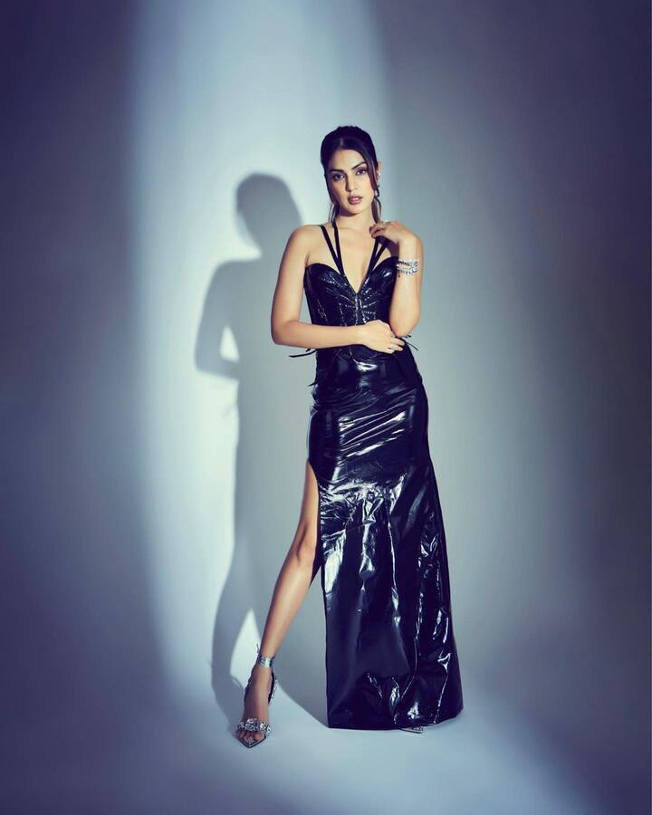 नुकतेच रियाने तिचे काही फोटो तिच्या चाहत्यांसोबत शेअर केले आहेत, ज्यात काळ्या रंगाच्या ड्रेसमध्ये दिसत आहे.(फोटो सौजन्य :/rhea_chakraborty/इंस्टाग्राम)