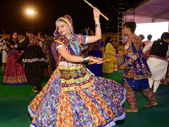 हिंदूओं में नृत्य को भक्ति और साधना का एक मार्ग बताया गया है. गरबा की बात करें तो इसका संस्कृत में नाम है गर्भ दीप. कई वर्षों पहले गरबा को गर्भदीप के नाम से ही जाना जाता था.