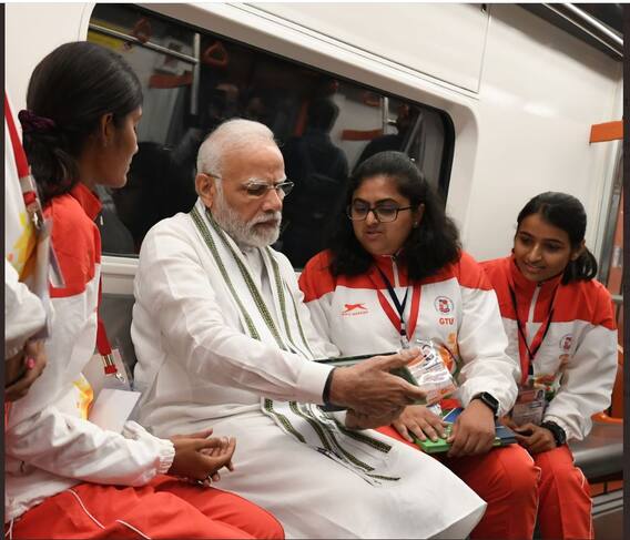 अहमदाबाद मेट्रो: पीएम मोदी ने मेट्रो ट्रेन में किया सफर, तस्वीरों में देखें अंदर का नजारा