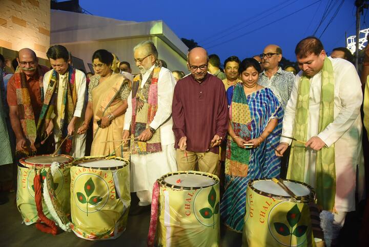 'তা সত্ত্বেও সেই সময়ের মানুষ, তখনকার প্রযুক্তি কীভাবে কাজে লাগিয়ে এই স্থাপত্য শিল্প সৃষ্টির রূপ দিয়েছে তাই এই বছর আমরা আমাদের পুজোয় তুলে ধরেছি।'