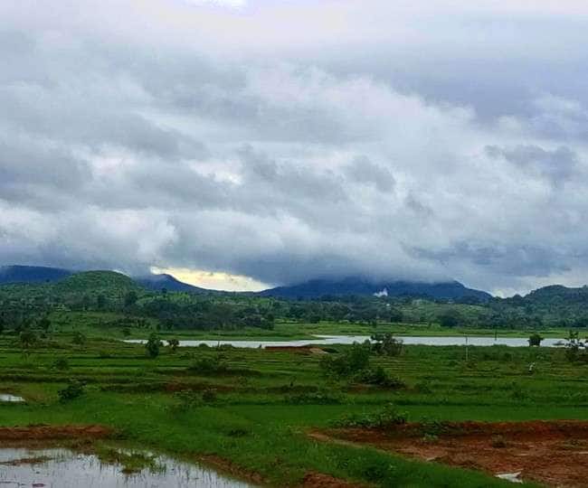 हिल स्टेशन चिरमिरी - कोरिया जिले में मौजूद चिरमिरी एक बेहद खूबसूरत जगह है. इसे छत्तीसगढ़ की जन्नत के तौर पर जाना जाता है. हसदेव नदी के किनारे मौजूद इस जगह पर आप फैमिली के साथ एक शानदार ट्रिप एंजॉय कर सकते हैं.