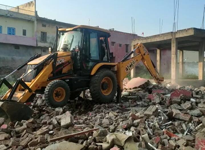 up news bulldozer at SP office in Mulayam Singh's stronghold mainpuri ann UP News: मुलायम सिंह के गढ़ मैनपुरी में सपा दफ्तर पर चला बुलडोजर, पार्टी कार्यकर्ताओं में मची हलचल