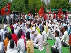 लातूर जिल्ह्यातील शेतकऱ्यांना सरसकट पीक विम्यासह अनुदान द्यावं,  मागणीसाठी मनसेचं रास्ता रोको आंदोलन