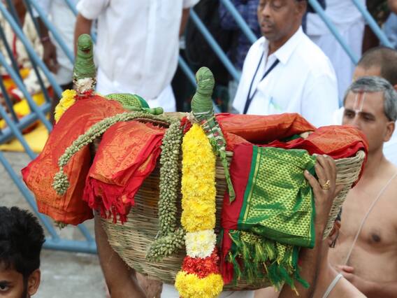 In Pics : తిరుమలకు చేరుకున్న శ్రీవిల్లి పుత్తూరు మాలలు, గరుడసేవ నాడు శ్రీవారికి అలంకరణ In Pics : తిరుమలకు చేరుకున్న శ్రీవిల్లి పుత్తూరు మాలలు, గరుడసేవ నాడు శ్రీవారికి అలంకరణ