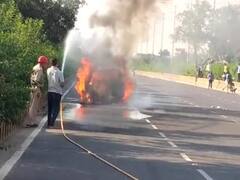 नोएडा में चलती कार में अचानक लगी आग, ड्राइवर ने कूदकर बचाई जान