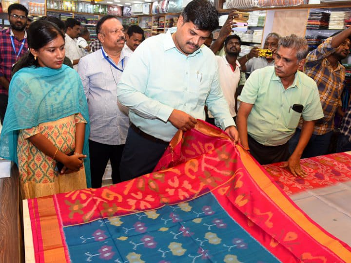 கரூரில் தீபாவளி பண்டிகையை முன்னிட்டு கோ - ஆப்டெக்ஸ் சிறப்பு தள்ளுபடி