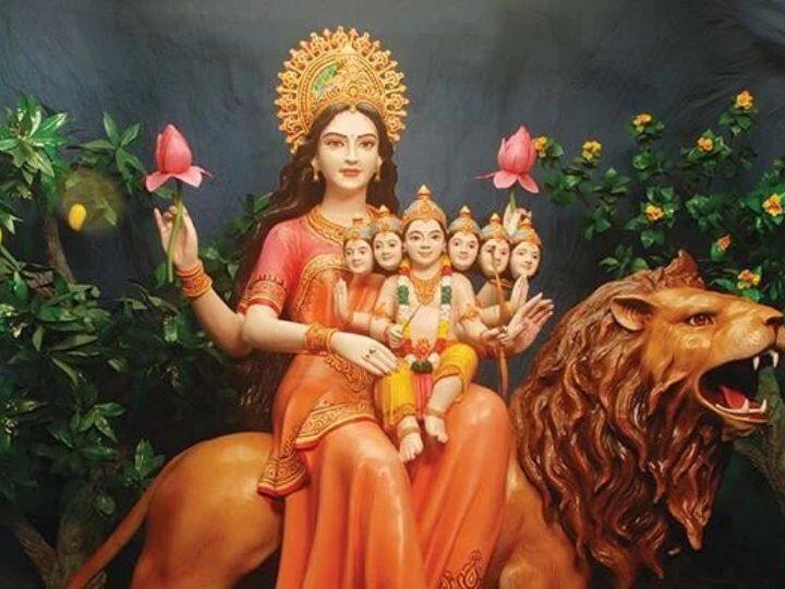 shardiya navratri 2022 5th day devi skandmata mantra mahaupay benefits marathi news Navratri 2022 : आज नवरात्रीचा पाचवा दिवस, स्कंदमातेची करा उपासना, या मंत्राचा आणि उत्तम उपायाचा घ्या लाभ 