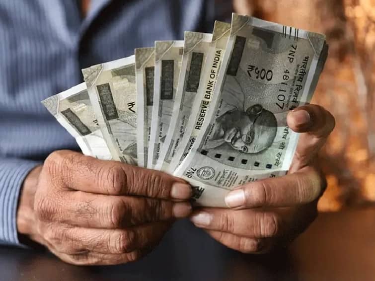 Govt Hikes Interest Rates Of Small Savings Scheme all details you need to know Small Savings Scheme: சிறுக சிறுக சேமிப்பவர்களுக்கு நற்செய்தி.. இந்த சிறுசேமித் திட்டங்களுக்கு வட்டி உயர்வு..