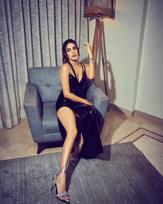 Rhea Chakraborty Photos: ब्लैक लैदर ड्रेस में दिखा रिया चक्रवर्ती का कैट आई लुक, डीप नेक गाउन में खूब जंची एक्ट्रेस