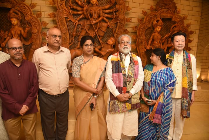 পুজোর উদ্বোধনে হাজির হয়েছিলেন একাধিক রাজনীতিক। ছিলেন শত্রুঘ্ন সিন্হা।