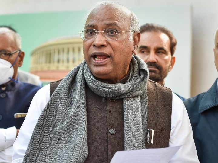 After Mallikarjun Kharge resignation who will become Leader of Opposition in Rajya Sabha Digvijaya Singh P Chidambaram Pramod Tiwari names in possible list LoP in Rajya Sabha: मल्लिकार्जुन खड़गे के इस्तीफे के बाद राज्यसभा में किसे मिलेगा नेता प्रतिपक्ष का पद, ये हैं टॉप-3 नाम