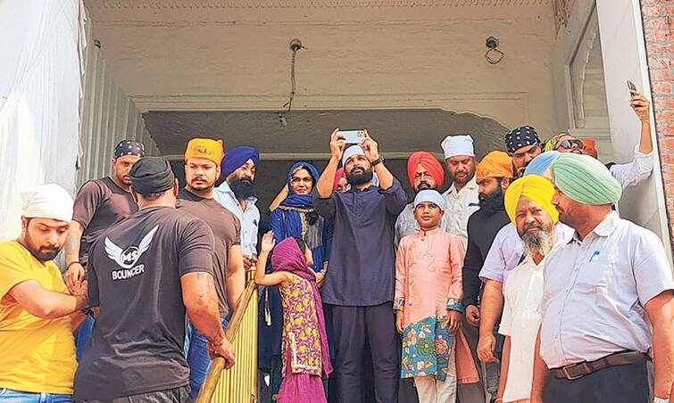 allu arjun visit golden temple with family ‘ਪੁਸ਼ਪਾ’ ਸਟਾਰ ਸ਼੍ਰੀ ਹਰਿਮੰਦਰ ਸਾਹਿਬ ਹੋਏ ਨਤਮਸਤਕ, ਸੋਸ਼ਲ ਮੀਡੀਆ 'ਤੇ ਤਸਵੀਰਾਂ ਕੀਤੀਆਂ ਸਾਂਝੀਆਂ