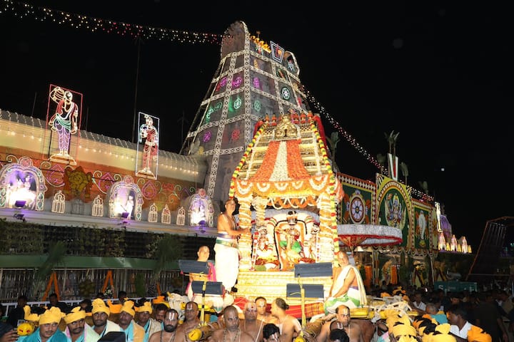 తిరుమల శ్రీ వేంకటేశ్వర స్వామి వారి బ్రహ్మోత్సవాల్లో నాలుగో రోజు రాత్రి శ్రీమలయప్ప స్వామివారు ఉభయదేవేరులతో కలిసి బకాసుర వధ అలంకారంలో సర్వభూపాల వాహనంపై భక్తులకు అభయమిచ్చారు. రాత్రి 7 గంటల నుండి 9 గంటల వరకు స్వామివారు నాలుగు మాడ వీధుల్లో విహరించి భక్తులకు దర్శనభాగ్యం కల్పించారు.