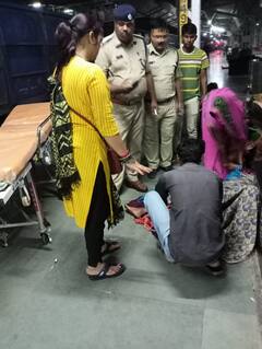 Sagar News: रेलवे पुलिस ने पेश की मानवता मिसाल, सागर रेलवे स्टेशन पर कराई महिला की डिलीवरी, देखिए तस्वीरें