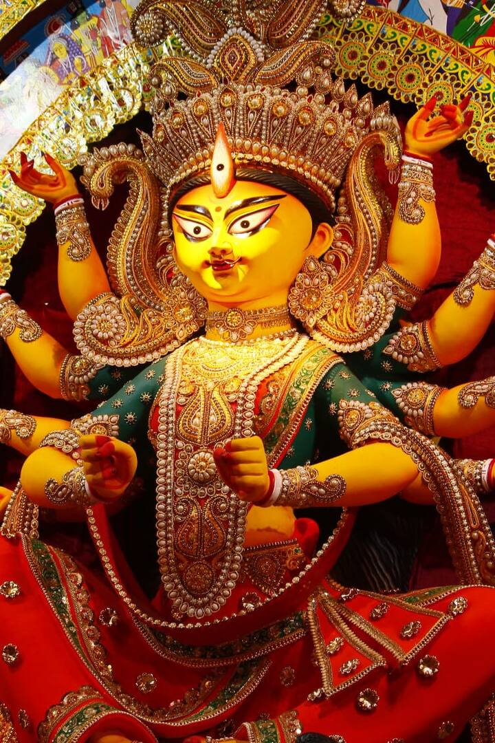 দক্ষিণ কলকাতার এই পুজো সকলের নজর কাড়ছে। সাবেকি প্রতিমা আর আধুনিক ভাবনার মিশেলে এক আশ্চর্য যুগলবন্দি। 