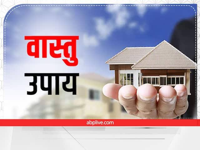 हर शुभ कार्य में घर के मुख्य द्वार पर बंदनवार बांधा जाता है. सनातन धर्म में इसे बहुत ही पवित्र माना जाता है. माना जाता है बंदनवार घर में सौभाग्य लेकर आता है. इसे लगाने से घर में माता लक्ष्मी का भी आगमन होता है. बंदनवार में हमेशा आम या अशोक के पत्तों का इस्तेमाल करना चाहिए.