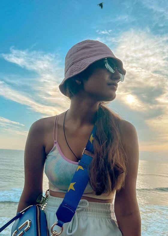 तिचे सोशल मीडियावर कोट्यवधी फॉलोअर्स आहेत.