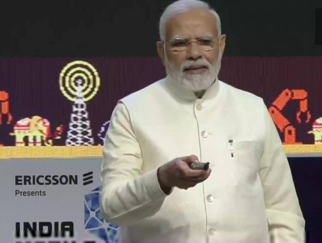 5G Launch: Prime Minister Narendra Modi launches the 5G Services in the country, at Indian Mobile Congress (IMC) 2022 in Delhi. 5G Launch : ભારતમાં 5G યુગની થઇ શરૂઆત, વડાપ્રધાન મોદીએ કહ્યુ- 2014માં 14GB ડેટાની કિંમત 4200 રૂપિયા હતી, આજે 150 રૂપિયામાં મળે છે