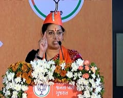 સપનાના સોદાગર દિલ્હીથી આવીને ગુજરાતની બહેનોને ભ્રમિત કરે છે, તેઓ જીતવાના નથીઃ સ્મૃતિ ઇરાની
