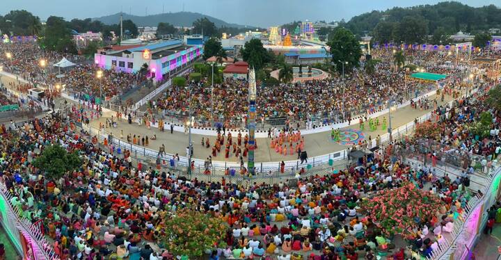 గరుడవాహన సేవను వీక్షించేందుకు తరలివచ్చిన భక్త జనం