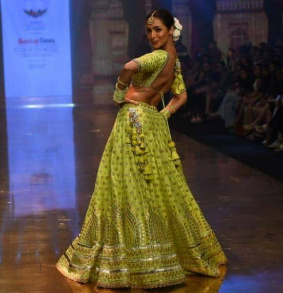 રેમ્પ વોક કરતી વખતે તે અલગ-અલગ સ્ટાઈલમાં પોઝ આપતી જોવા મળી હતી.