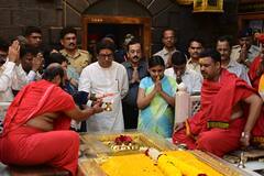 PHOTO: 'साईबाबांनी आम्हाला खूप काही दिलं'; राज ठाकरे सपत्नीक शिर्डीत, साईबाबांच्या चरणी लीन