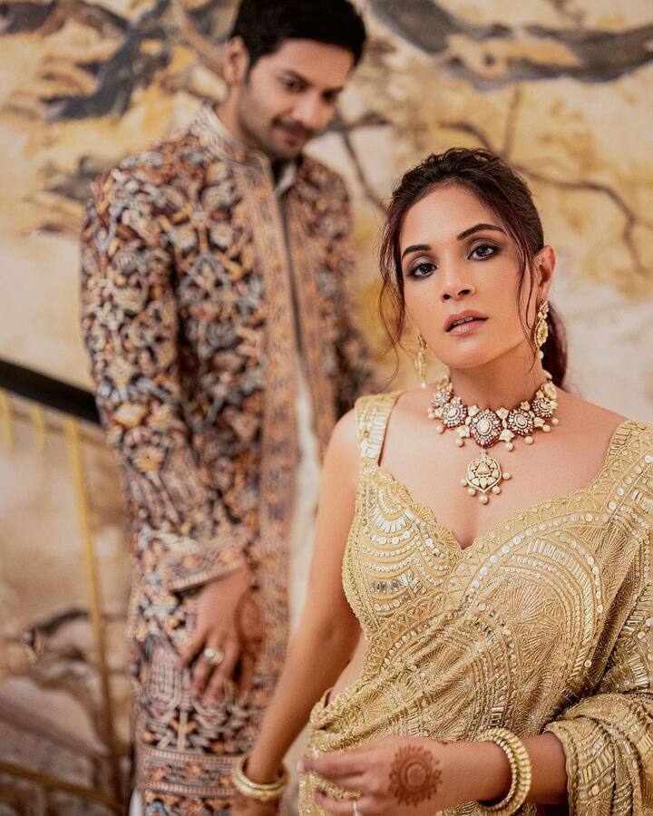 बी टाउन की सबसे फेवरेट कपल में से एक अली फजल और ऋचा चड्ढा कुछ दिन बाद शादी के बंधन में बंध जाएंगे. इस बीच ऋचा और अली की लेटेस्ट तस्वीरें सामने आईं हैं, जो उनकी शादी के प्री वेडिंग फंक्शन के दौरान की हैं.