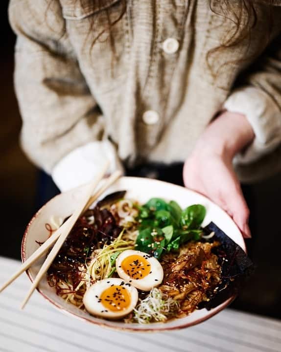 ডিম (Eggs) খেলে বহু মানুষেরই অ্যালার্জির সমস্যা দেখা দিতে পারে। ছোট থেকে বড় সকলের মধ্যেই এই সমস্যা দেখা দেয়। ডিম খেলে ত্বকের সমস্যা থেকে হাঁফানি কিংবা লিভারের সমস্যা দেখা দেয়।