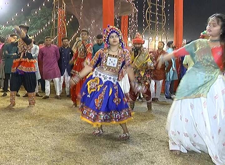 નવરાત્રીમાં ગરબા ગાવાનો જો સૌથી વધુ ઉમંગ હોય તો તે નાના ભૂલકાઓને હોય છે તેઓ પણ મોટાઓની જેમ ટ્રેડીશનલ ડ્રેસમાં સજ્જ થઇ ગરબે ઘૂમે છે ત્યારે તેમને જરા પણ સંકોચ થતો નથી.