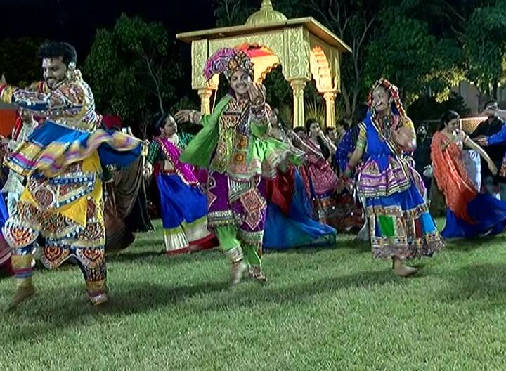 આકર્ષક ગરબા મૂવ્સ સાથે અનોખી અદાથી ગરબે ઘૂમતા ખેલૈયાએ પાંચમાં નોરતે અદભૂત માહોલ બનાવ્યો હતો.