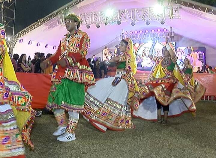 નવરાત્રીમાં વીકેન્ડ દરમિયાન અમદાવાદ, ગાંધીનગરના પાર્ટી પ્લોટમાં મોટી સંખ્યામાં ખેલૈયા, ગરબા પ્રેમી ઉમટી પડશે.