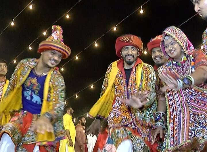 અમદાવાદમાં રાસ-ગરબામાં યુવાધન ટ્રેડીશનલ ડ્રેસમાં સજ્જ થઇ અવનવી સ્ટાઇલમાં ગરબે ઘૂમે છે. મોડી રાત થવા છતાં ખેલૈયાઓ થાકવાનું નામ લેતા નથી