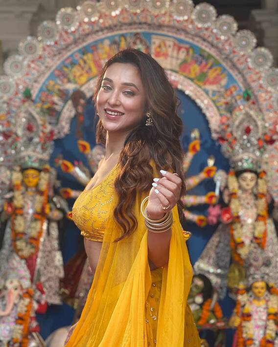 দুর্গাপুজোয় ঘরের মেয়ে মিমি