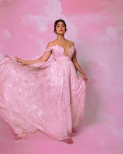 Mrunal thakur : பிங்க் நிறப் பூ...நடிகை மிருணாள் தாக்கூரின் லேட்டஸ்ட் க்ளிக்ஸ்!