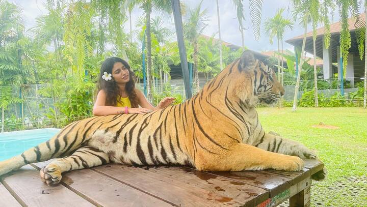 కమర్షియల్ యాడ్స్ లో కూడా నటిస్తూ బిజీగా ఉంది ఈ భామ. -Image credit: Priya Prakash Varrier/Instagram