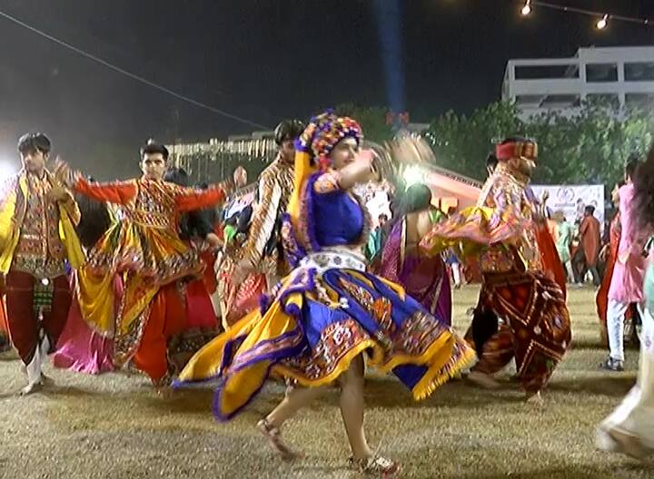 અમદાવાદી યુવતીઓએ ગરબાની અવનવી સ્ટાઈલો કરીને આકર્ષણ જમાવ્યું હતું.