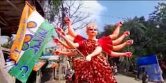 'মুখ্যমন্ত্রী ৬০ হাজার টাকা অনুদান দিয়েছেন', মা দুর্গার হাতে তৃণমূলের পতাকা