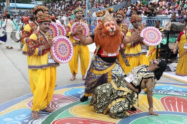 టిటిడి ధార్మిక ప్రాజెక్టుల ఆధ్వర్యంలో నిర్వహించిన కళాబృందాల ప్రదర్శనలు భక్తులకు ఆధ్యాత్మికానందం కలిగించాయి.