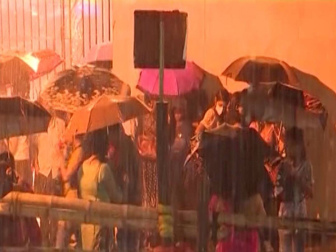 Durga Puja Weather: পুজোর আনন্দে 'অসুর' বৃষ্টি, ষষ্ঠীর সন্ধ্যায় ভিজল কলকাতা-সহ দক্ষিণবঙ্গ In the joy of Durga Puja, 'Asura' is rain, on the evening of Shashti South Bengal including Kolkata drench in rain Durga Puja Weather: পুজোর আনন্দে 'অসুর' বৃষ্টি, ষষ্ঠীর সন্ধ্যায় ভিজল কলকাতা-সহ দক্ষিণবঙ্গ