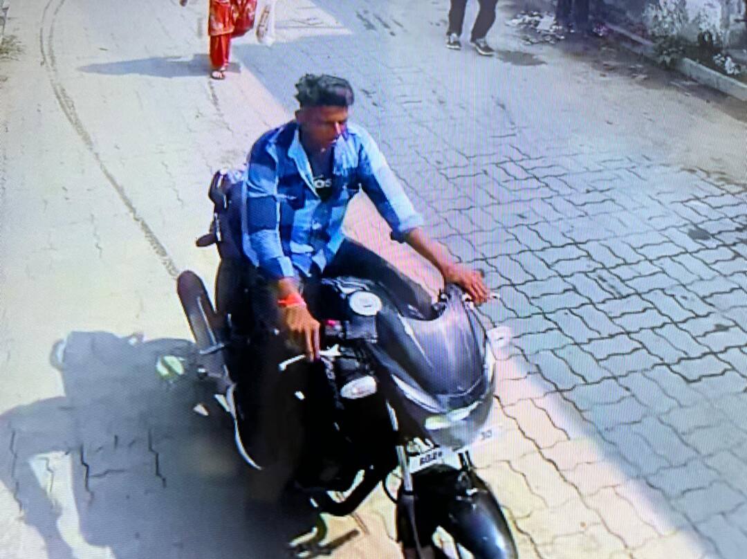 Robbers Snatching the Earring of Woman in Taran Taran , the incident aught on CCTV Camera ਲੁਟੇਰਿਆਂ ਨੇ ਦਿਨ ਦਿਹਾੜੇ ਪੁਲਿਸ ਮੁਲਾਜ਼ਮ ਦੀ ਮਾਂ ਦੀਆਂ ਵਾਲੀਆਂ ਝਪਟੀਆਂ , ਘਟਨਾ CCTV 'ਚ ਕੈਦ